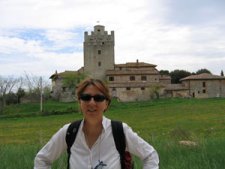 Brunetta davanti al Castello della Chiocciola (9044 bytes)